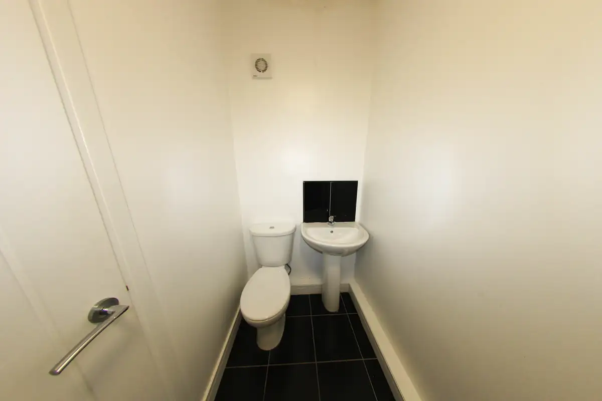 Petit WC avec lave-mains : quel plan quand la pièce manque de place