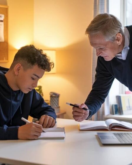 Homme qui aide un étudiant à ses devoirs